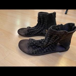 Free People fun brown sandals!! Size 6